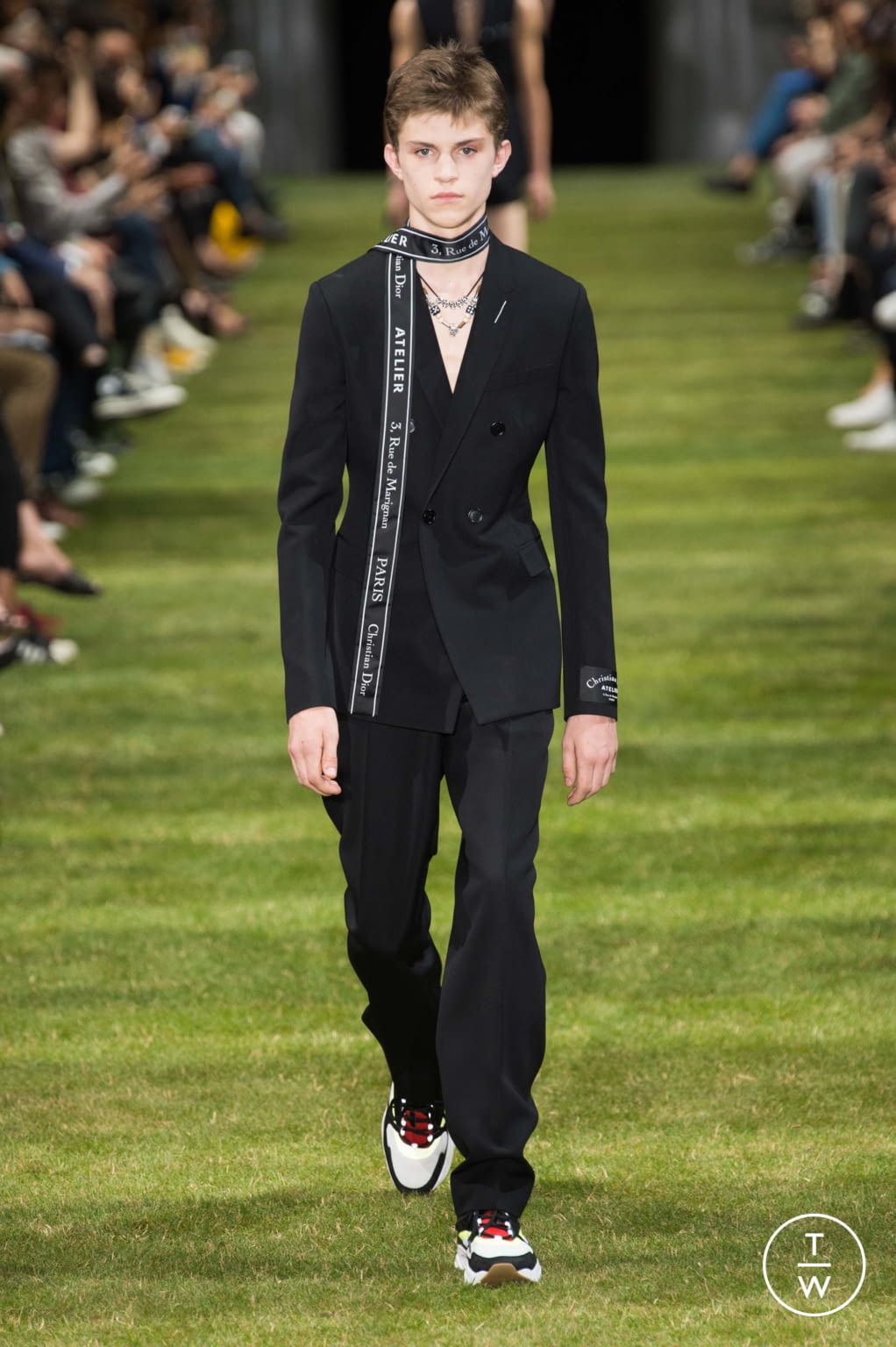 Fashion Week Paris Spring/Summer 2018 look 1 from the Dior Men collection menswear