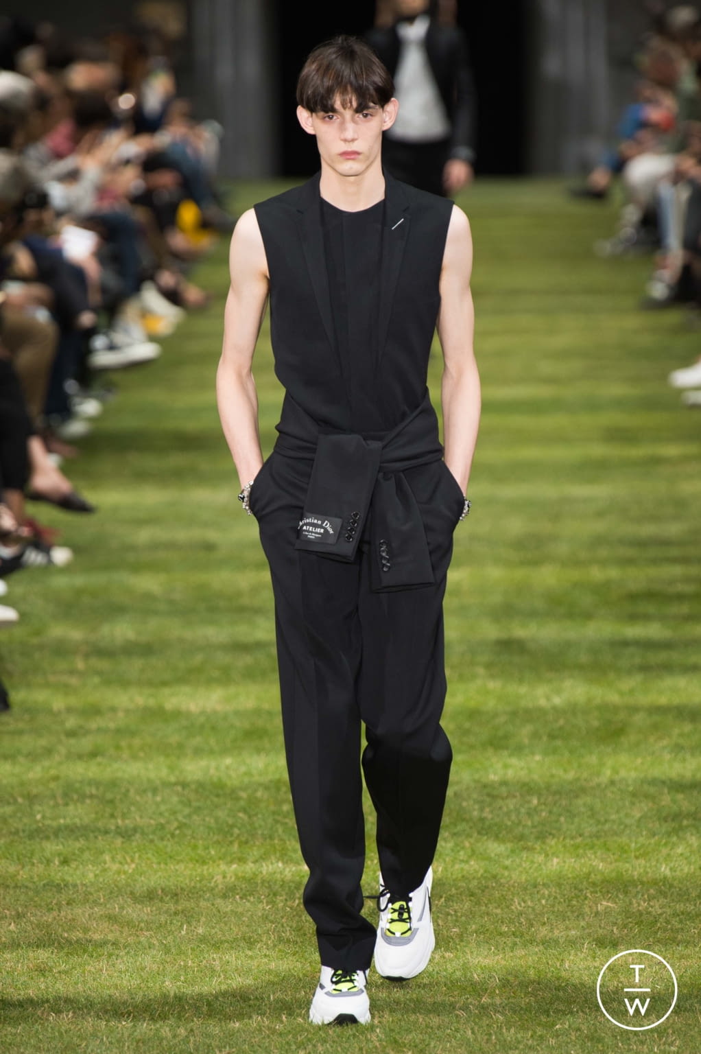 Fashion Week Paris Spring/Summer 2018 look 3 from the Dior Men collection menswear
