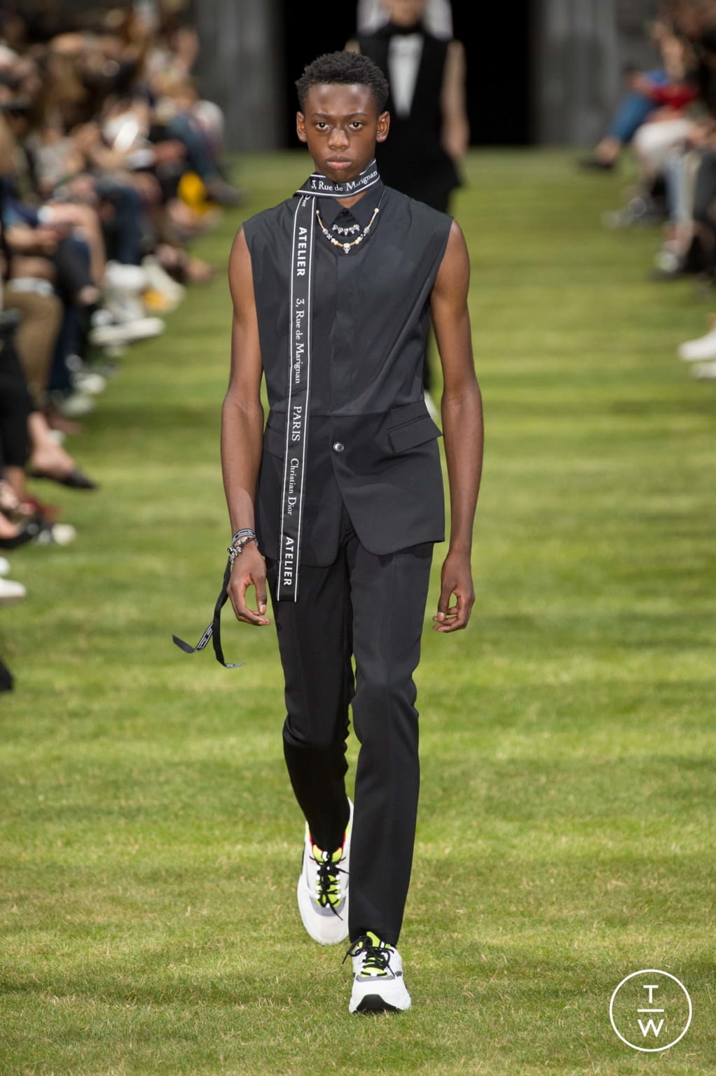 Fashion Week Paris Spring/Summer 2018 look 6 from the Dior Men collection menswear