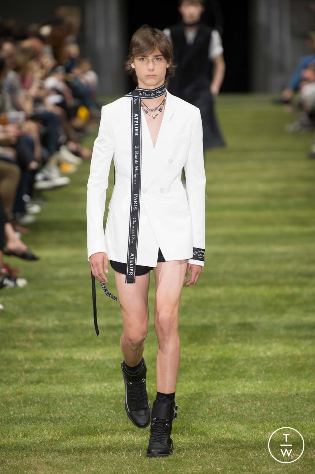 Fashion Week Paris Spring/Summer 2018 look 8 from the Dior Men collection 男装