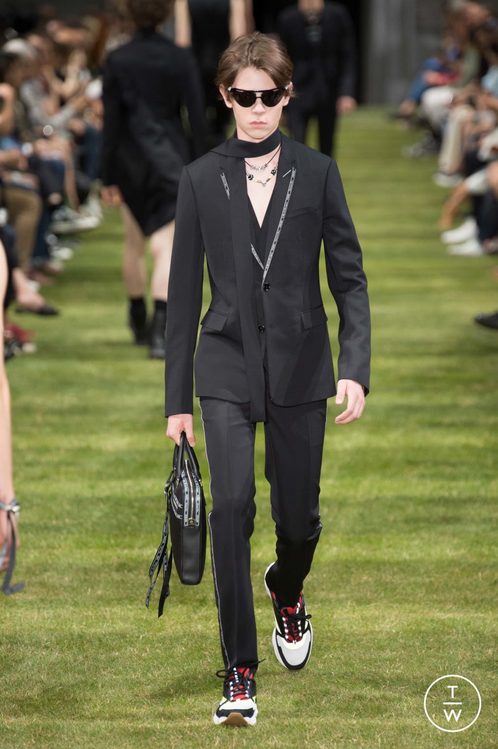 Fashion Week Paris Spring/Summer 2018 look 13 from the Dior Men collection menswear