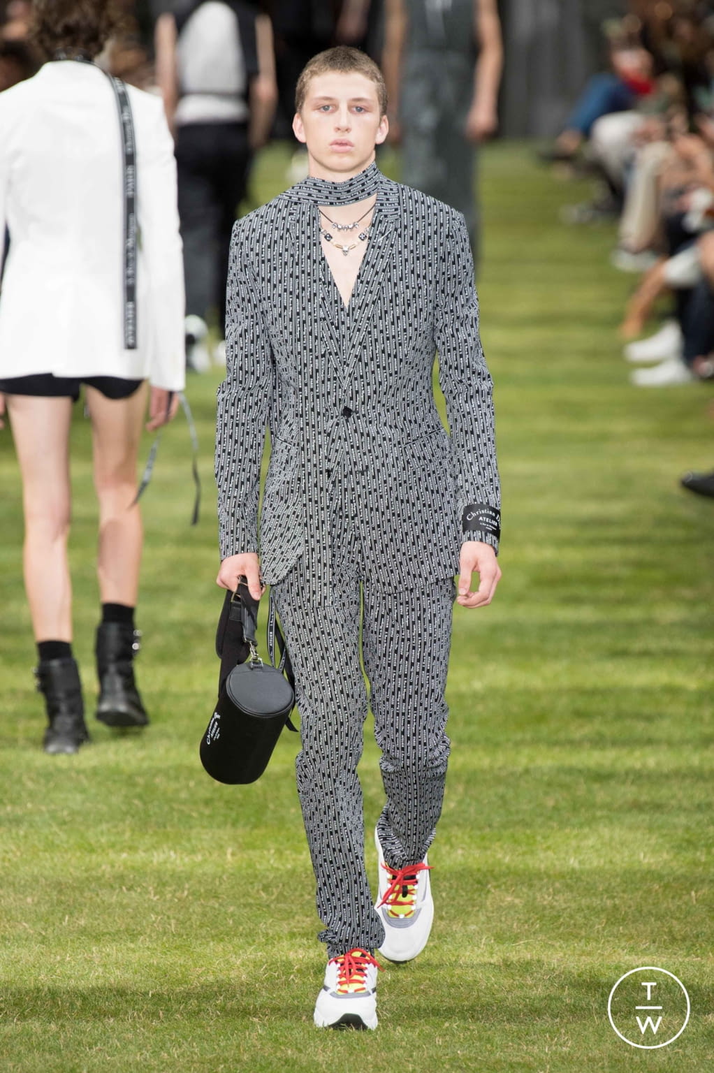 Fashion Week Paris Spring/Summer 2018 look 16 from the Dior Men collection menswear