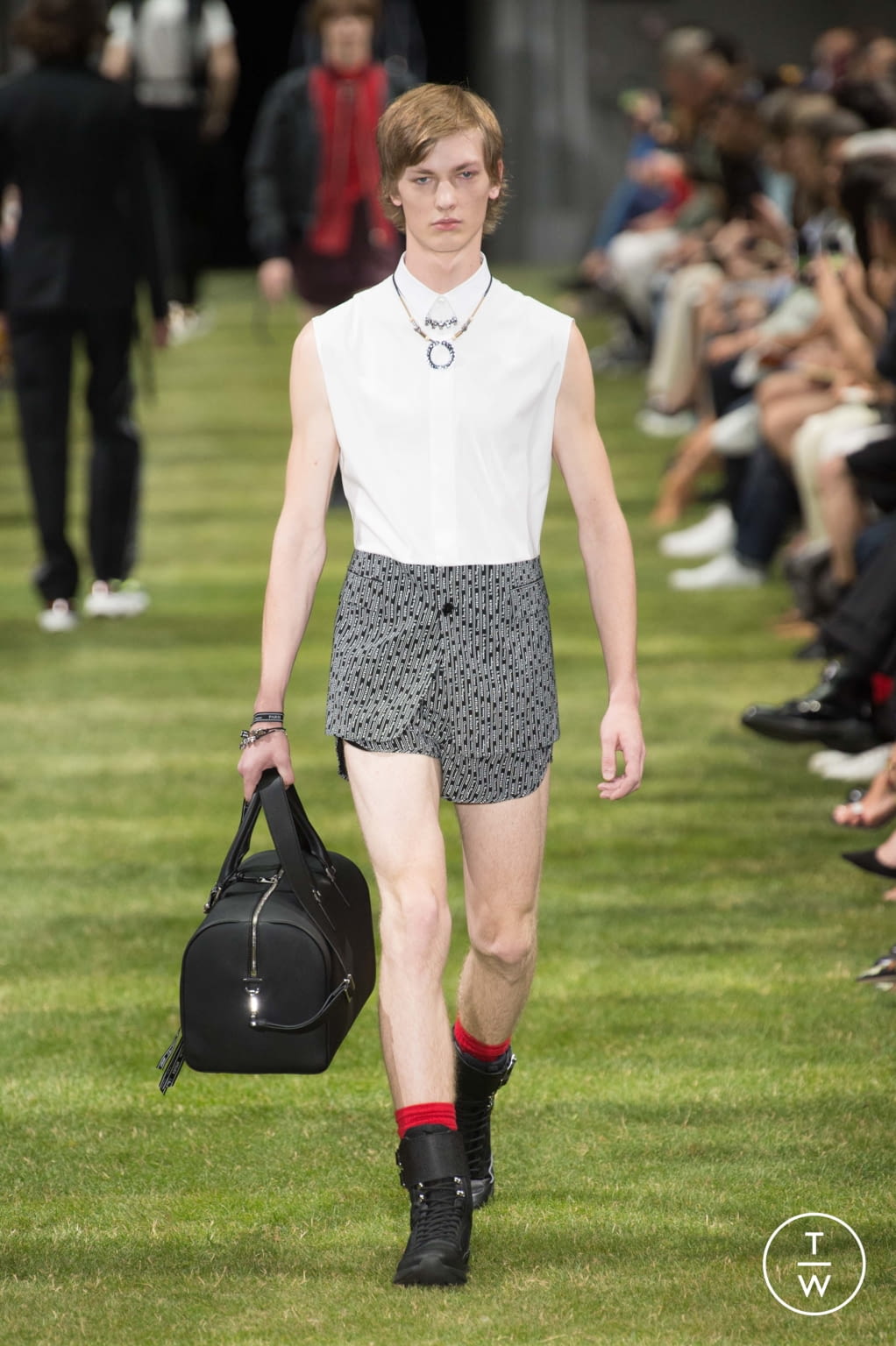 Fashion Week Paris Spring/Summer 2018 look 19 from the Dior Men collection menswear