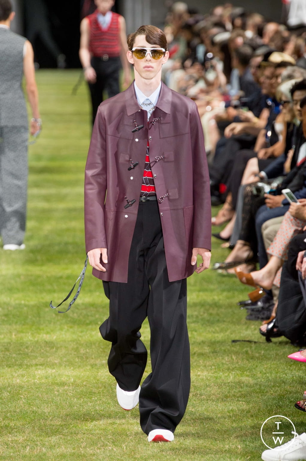 Fashion Week Paris Spring/Summer 2018 look 26 from the Dior Men collection menswear