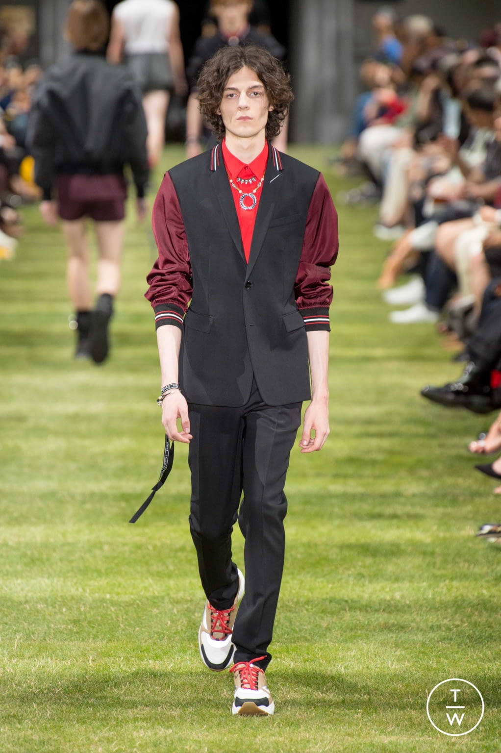 Fashion Week Paris Spring/Summer 2018 look 29 from the Dior Men collection menswear