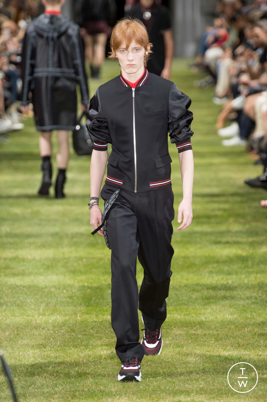 Fashion Week Paris Spring/Summer 2018 look 30 from the Dior Men collection menswear
