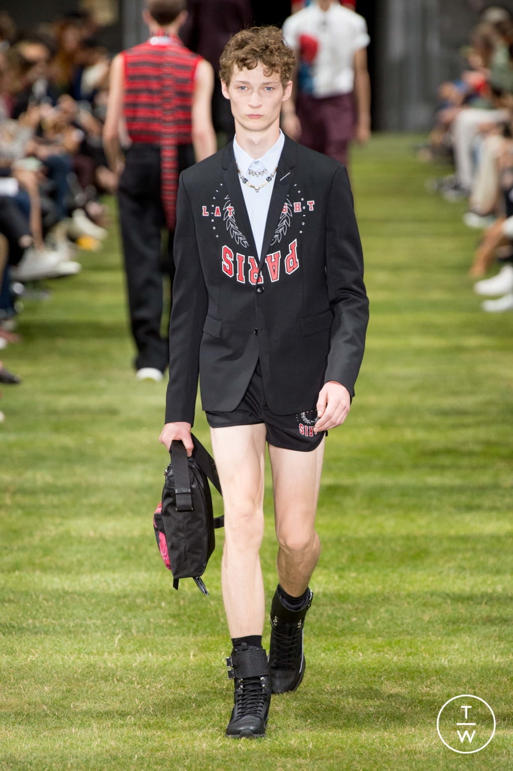 Fashion Week Paris Spring/Summer 2018 look 36 from the Dior Men collection 男装