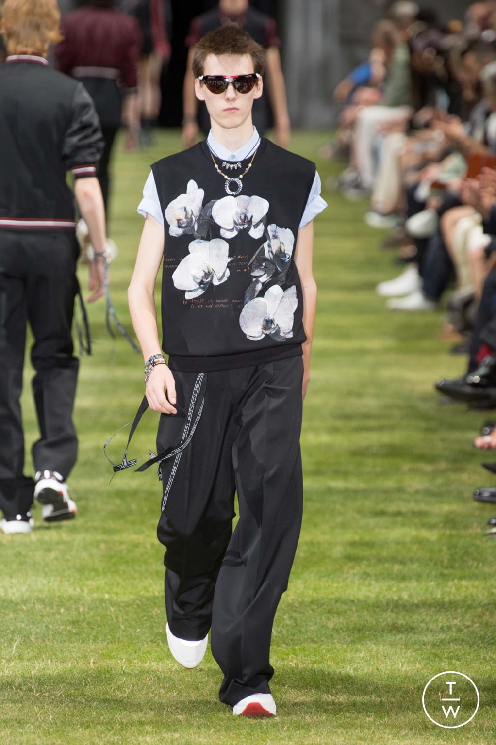 Fashion Week Paris Spring/Summer 2018 look 39 from the Dior Men collection 男装