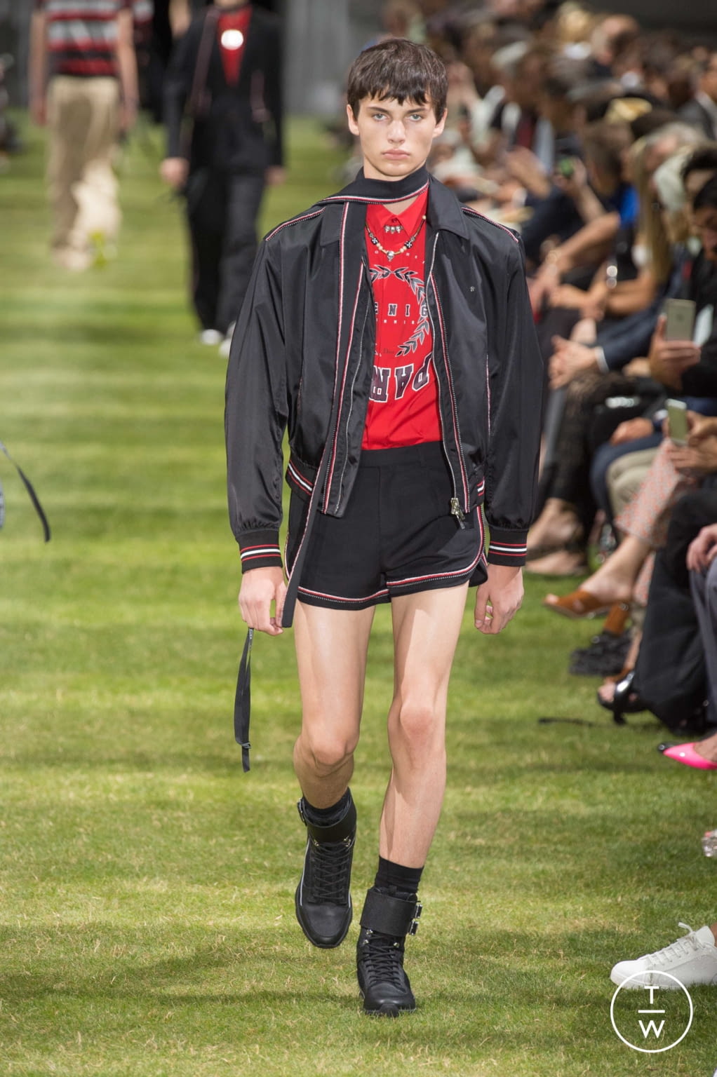 Fashion Week Paris Spring/Summer 2018 look 42 from the Dior Men collection 男装