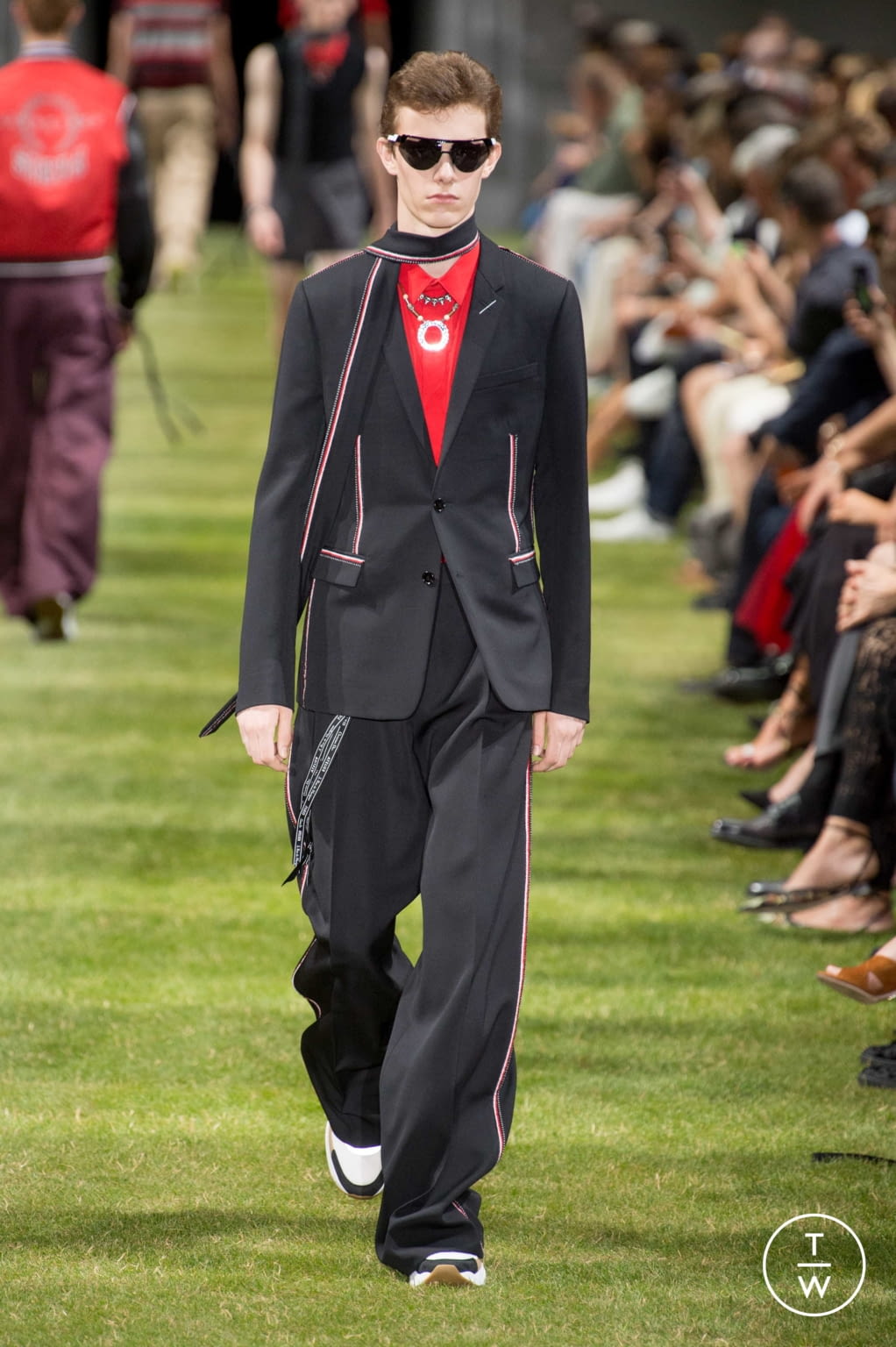 Fashion Week Paris Spring/Summer 2018 look 43 from the Dior Men collection menswear