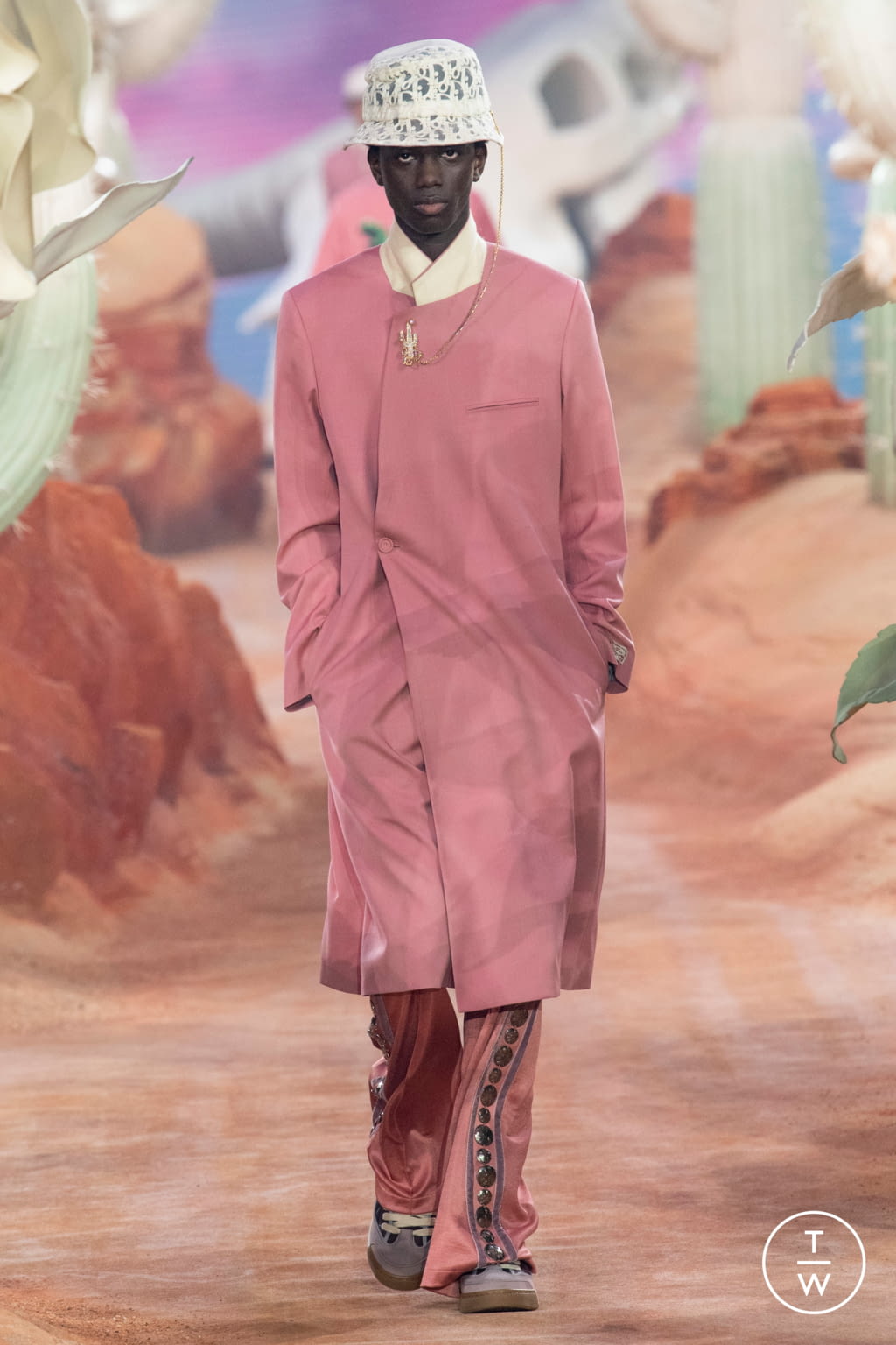 Fashion Week Paris Spring/Summer 2022 look 10 from the Dior Men collection 男装