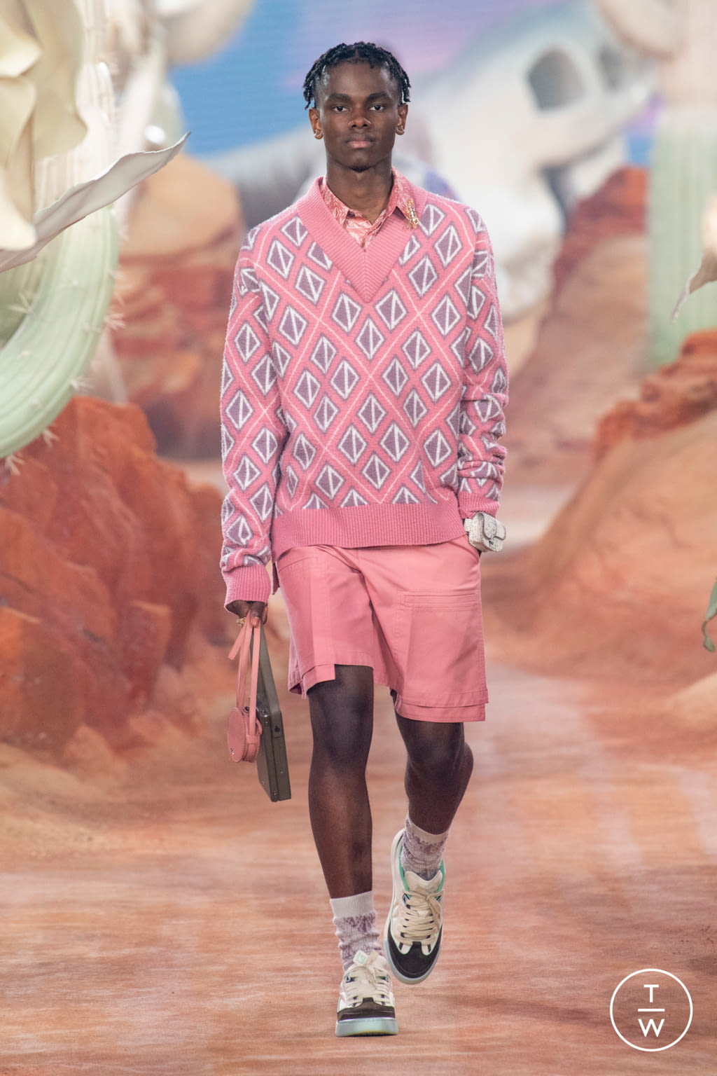 Fashion Week Paris Spring/Summer 2022 look 13 from the Dior Men collection 男装