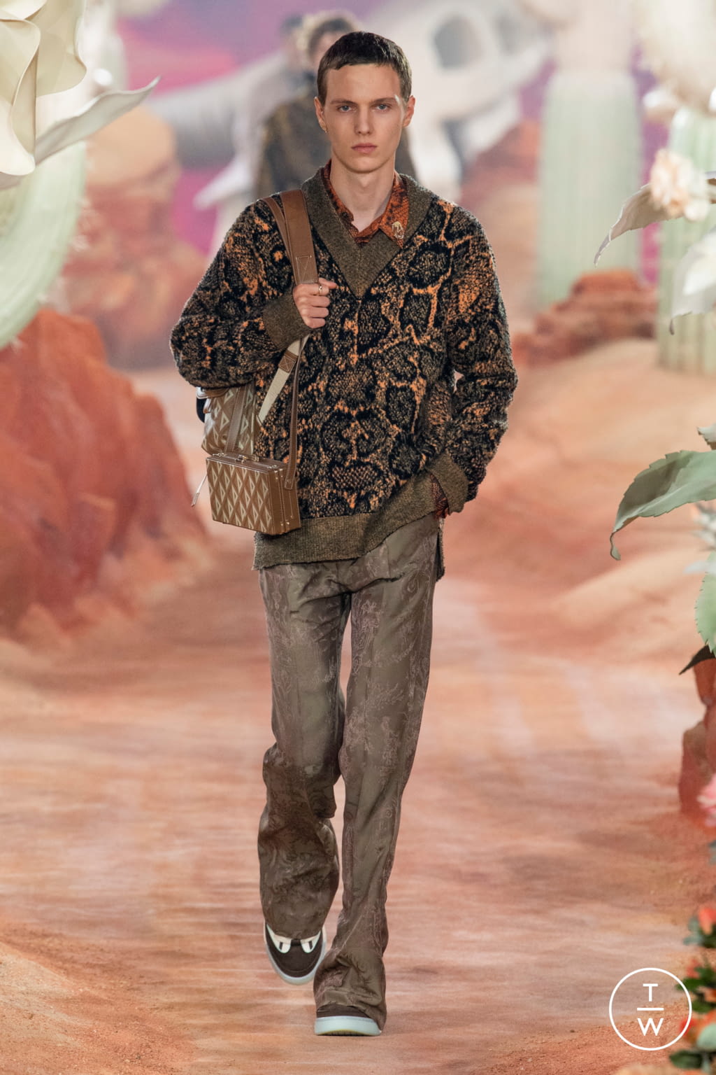 Fashion Week Paris Spring/Summer 2022 look 35 from the Dior Men collection 男装