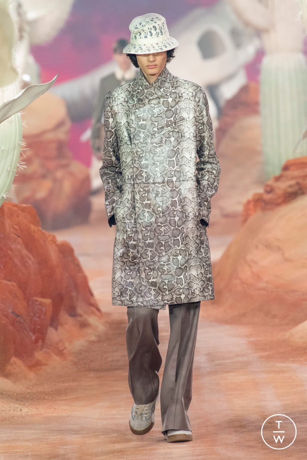 Fashion Week Paris Spring/Summer 2022 look 38 from the Dior Men collection 男装