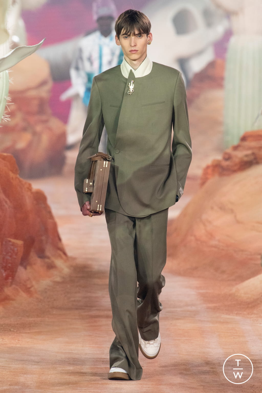 Fashion Week Paris Spring/Summer 2022 look 39 from the Dior Men collection menswear