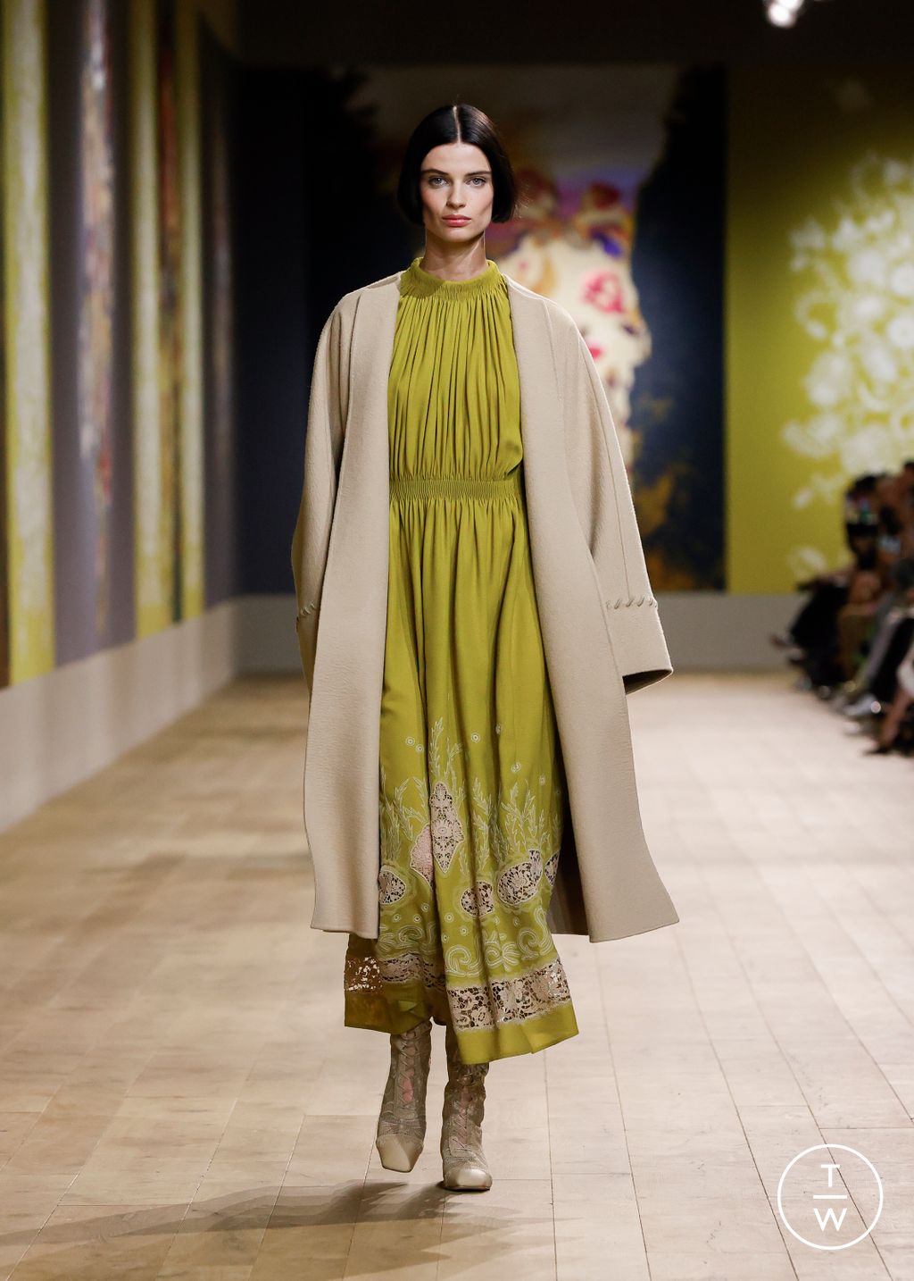 Fashion Week Paris Fall/Winter 2022 look 10 de la collection Christian Dior couture