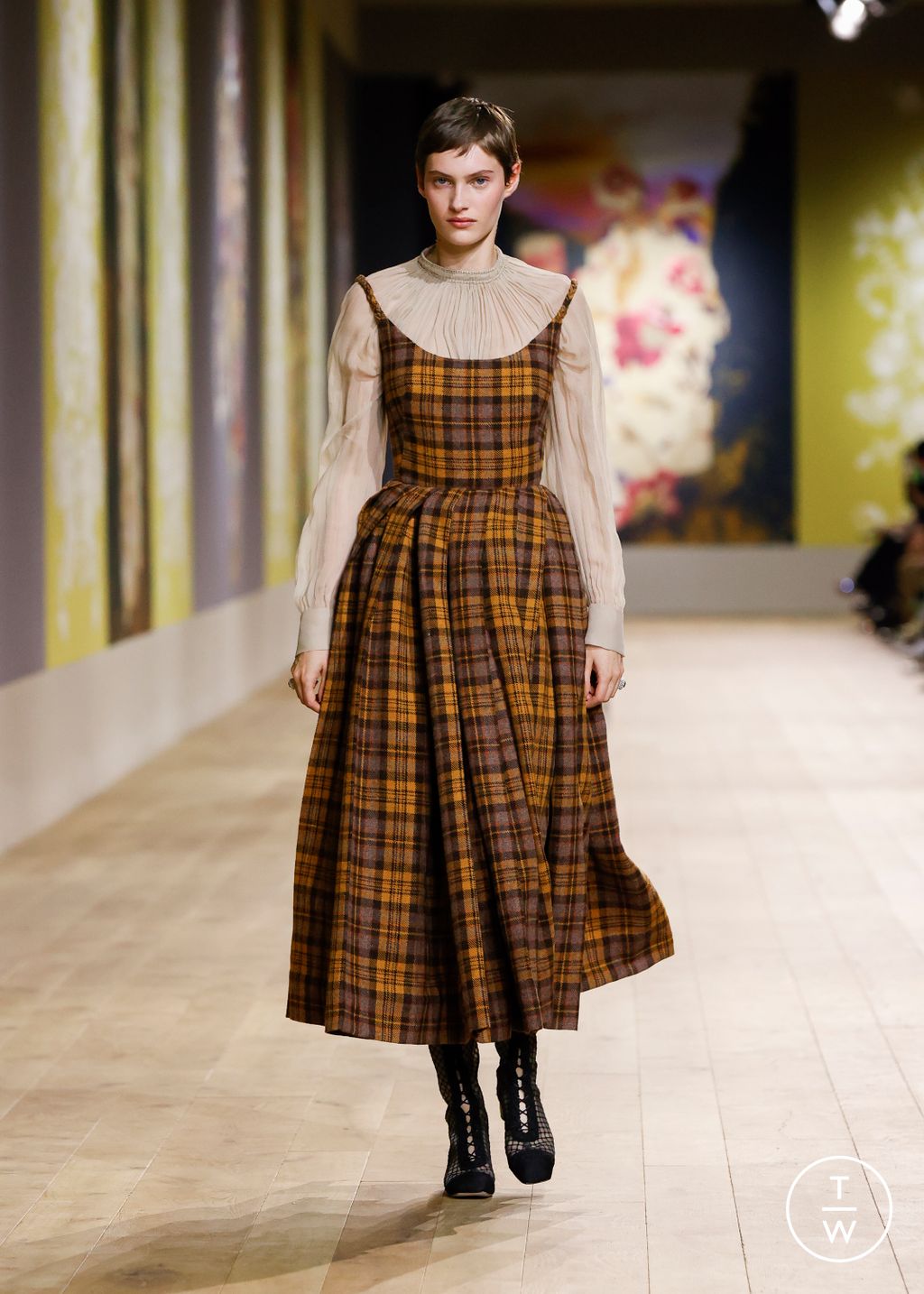 Fashion Week Paris Fall/Winter 2022 look 11 de la collection Christian Dior couture