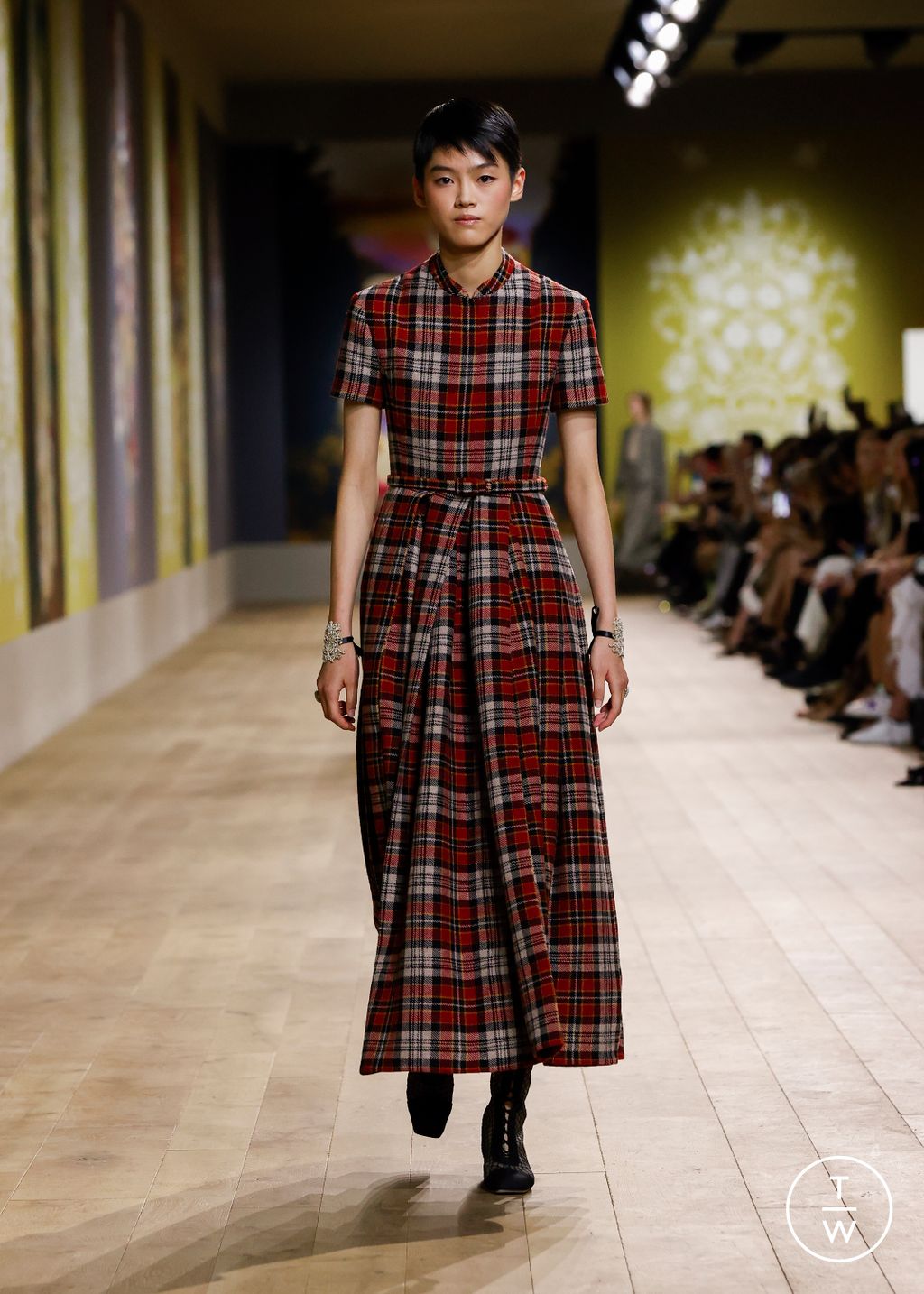 Fashion Week Paris Fall/Winter 2022 look 16 de la collection Christian Dior couture