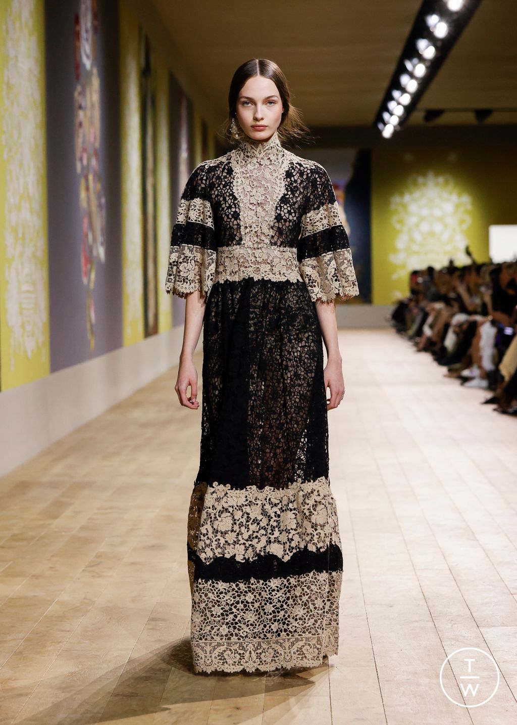 Fashion Week Paris Fall/Winter 2022 look 23 de la collection Christian Dior couture