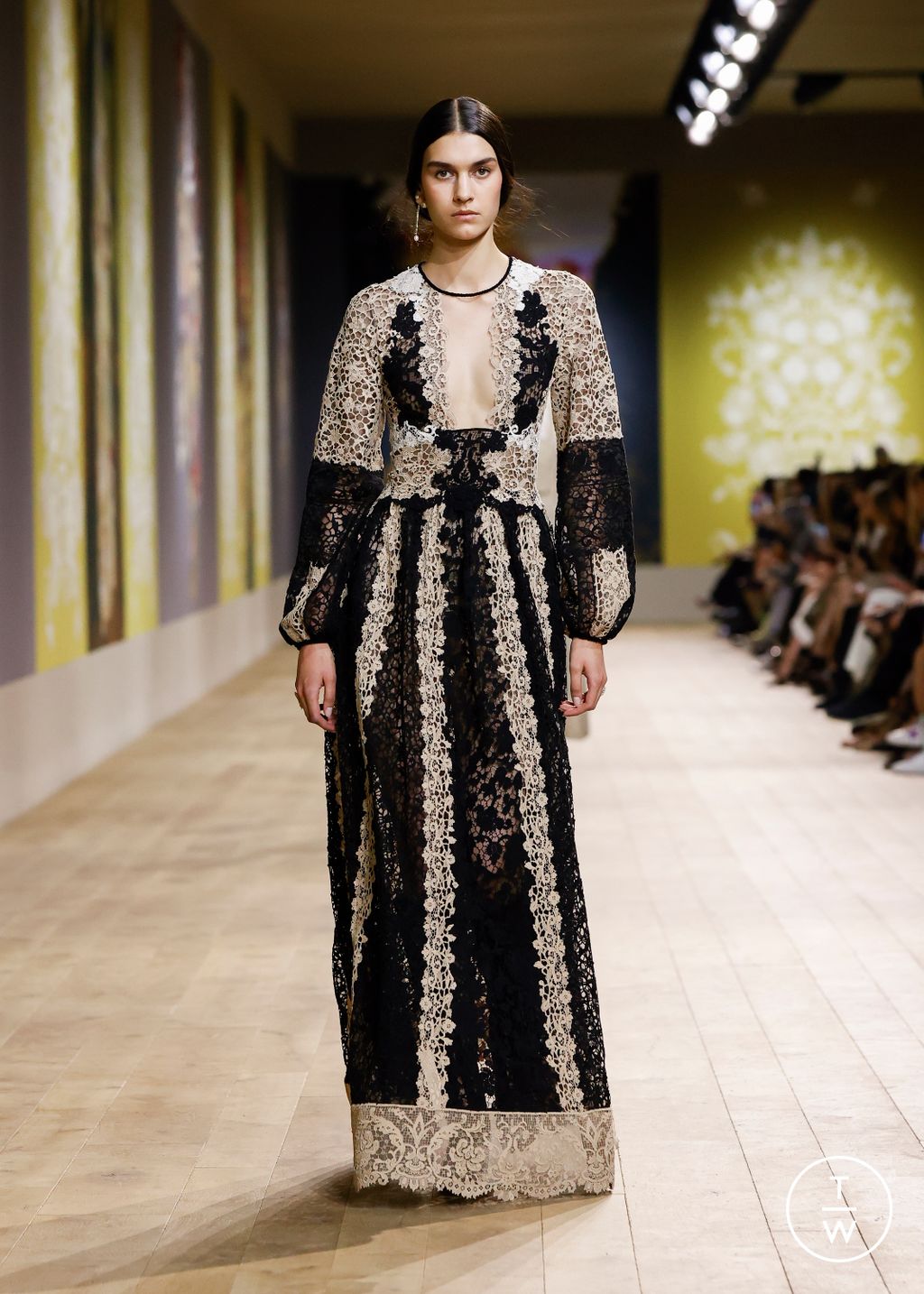 Fashion Week Paris Fall/Winter 2022 look 25 de la collection Christian Dior couture