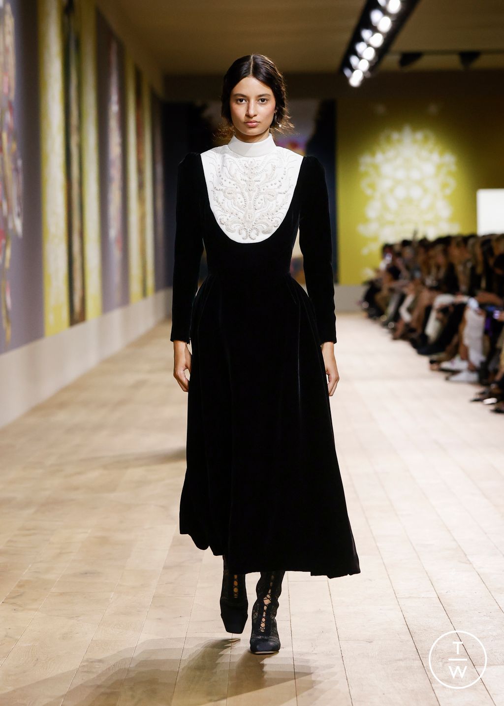 Fashion Week Paris Fall/Winter 2022 look 38 from the Christian Dior collection couture