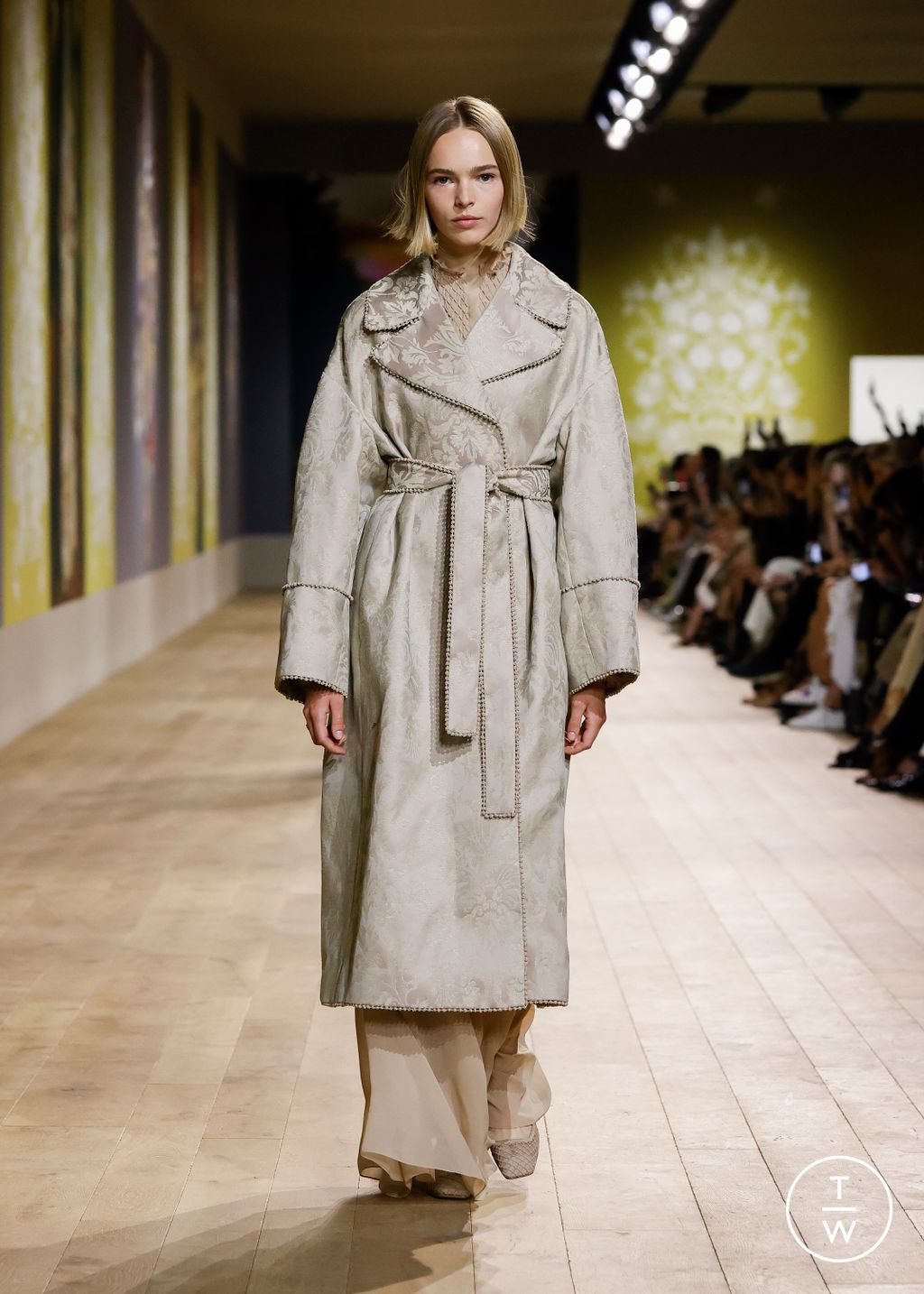 Fashion Week Paris Fall/Winter 2022 look 6 de la collection Christian Dior couture