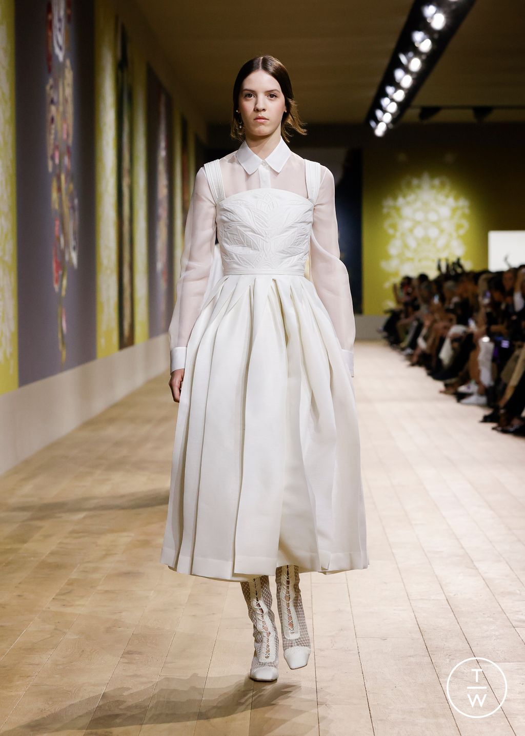 Fashion Week Paris Fall/Winter 2022 look 8 de la collection Christian Dior couture