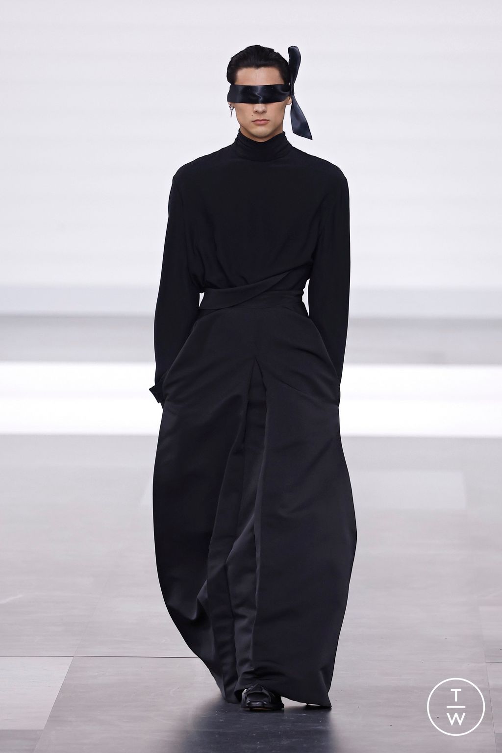 Fashion Week Paris Fall/Winter 2025 look 1 from the Dior Homme collection 男装