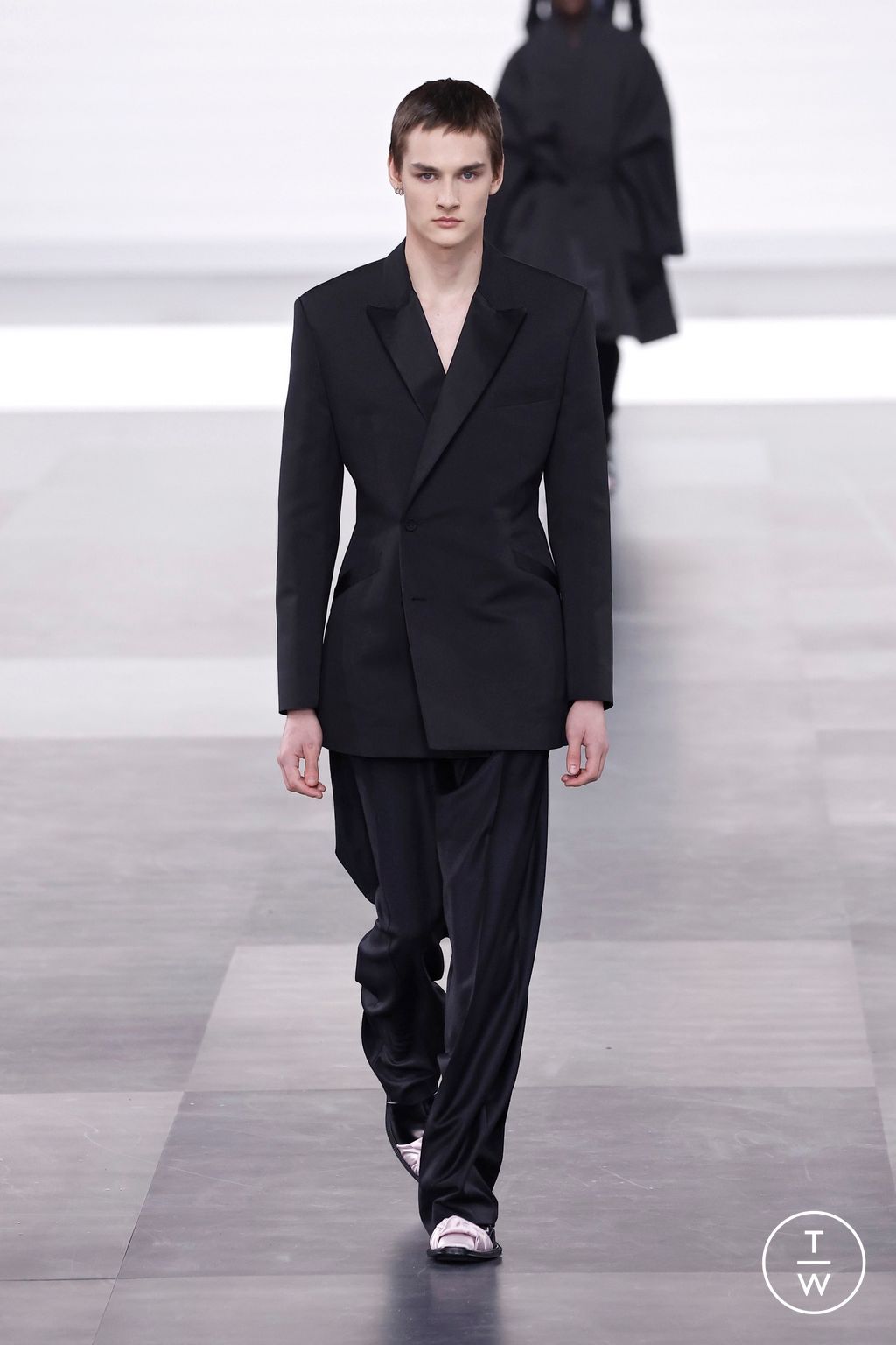 Fashion Week Paris Fall/Winter 2025 look 2 from the Dior Homme collection menswear