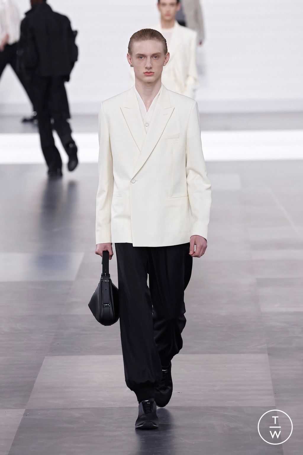 Fashion Week Paris Fall/Winter 2025 look 24 from the Dior Homme collection menswear