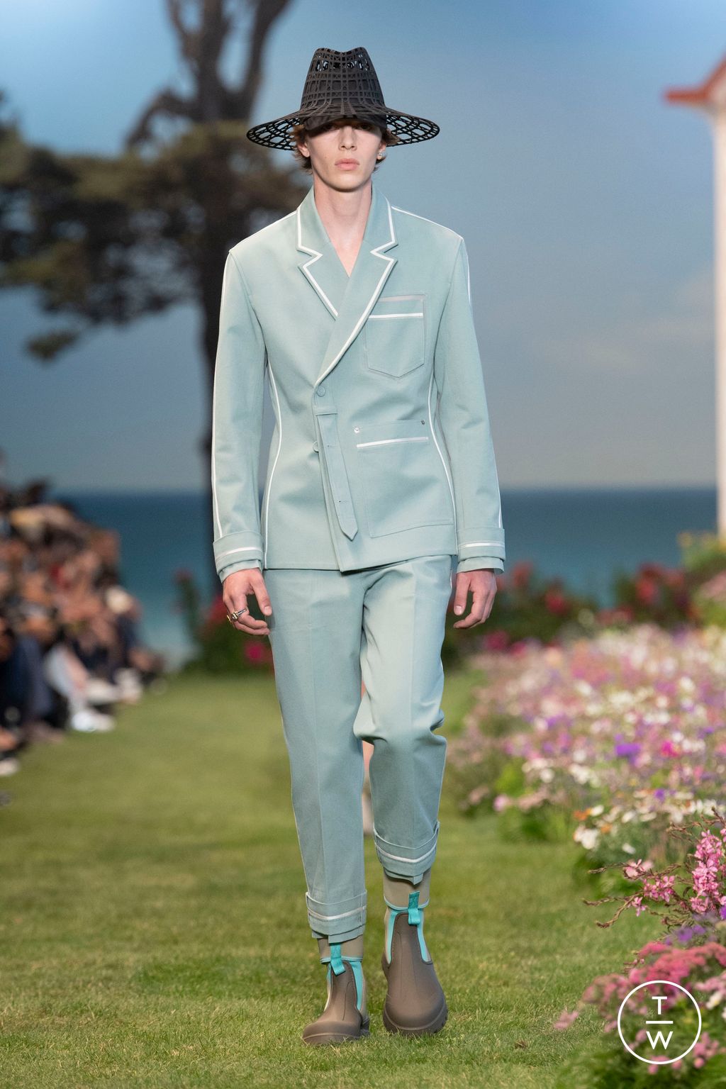Fashion Week Paris Spring/Summer 2023 look 4 from the Dior Men collection menswear
