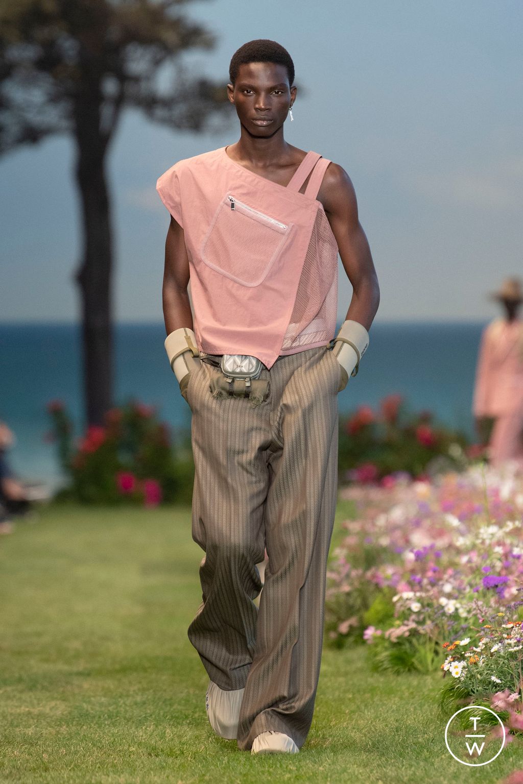 Fashion Week Paris Spring/Summer 2023 look 22 from the Dior Men collection menswear