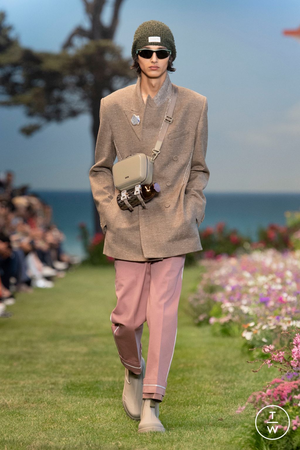 Fashion Week Paris Spring/Summer 2023 look 23 from the Dior Men collection menswear