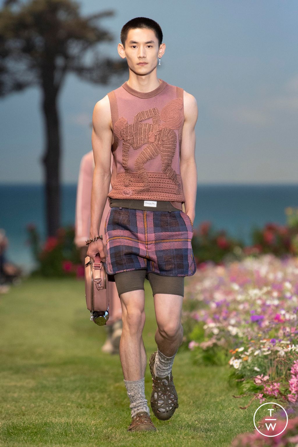 Fashion Week Paris Spring/Summer 2023 look 24 from the Dior Men collection menswear