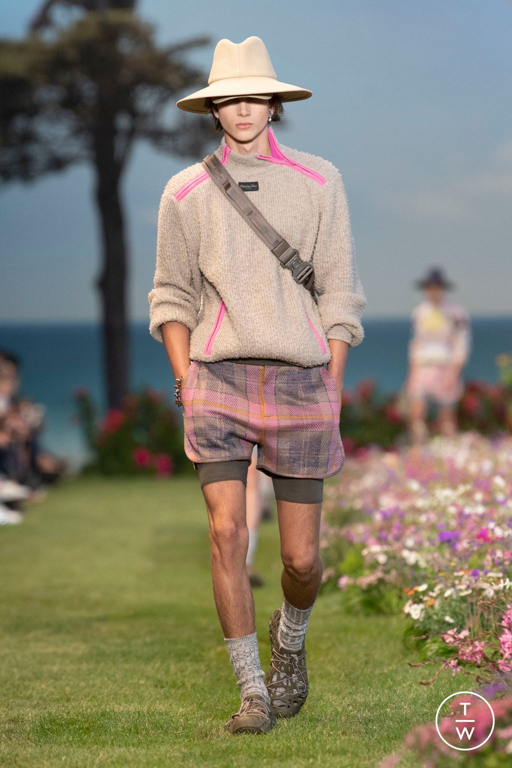 Fashion Week Paris Spring/Summer 2023 look 26 from the Dior Men collection 男装