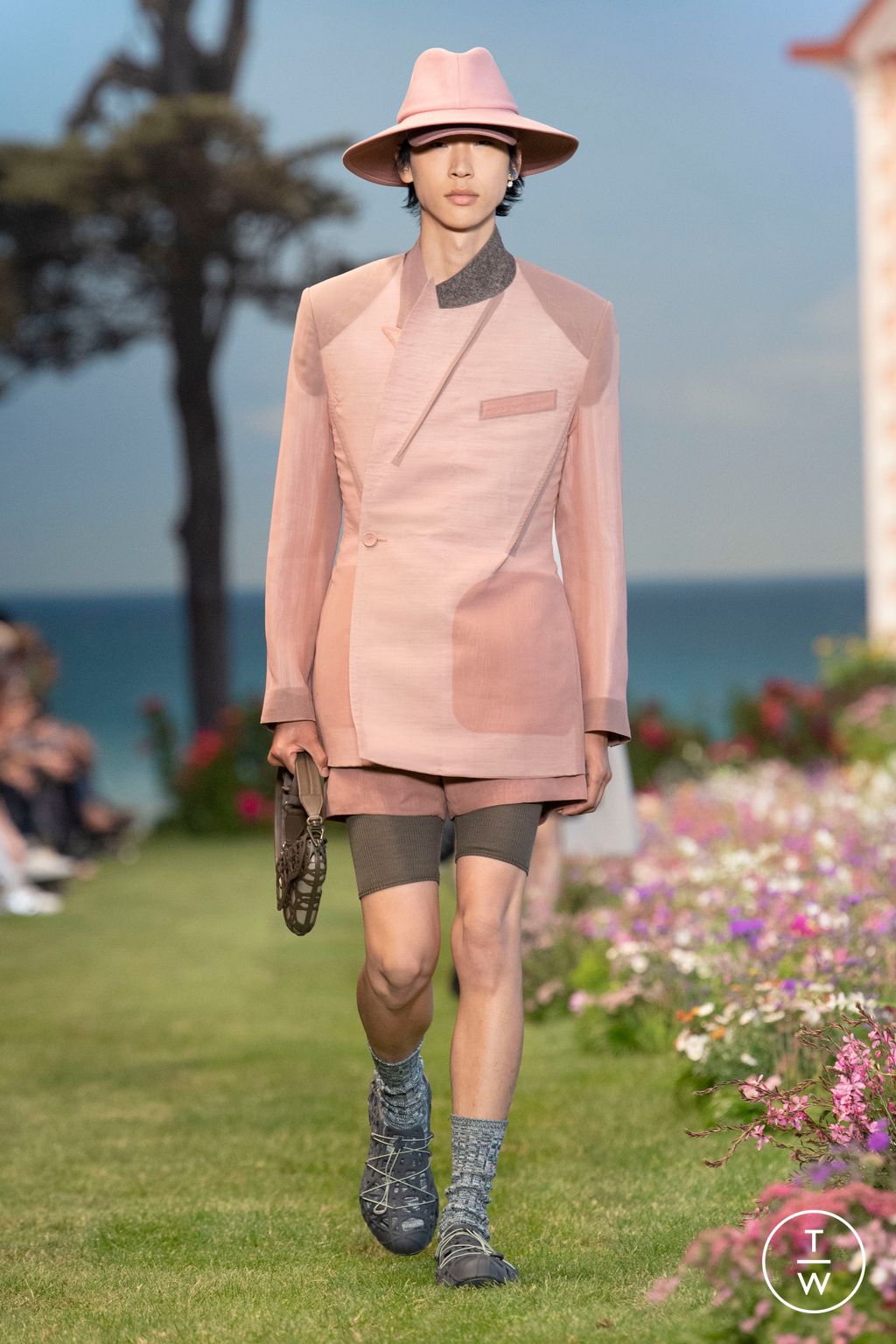 Fashion Week Paris Spring/Summer 2023 look 30 from the Dior Men collection menswear
