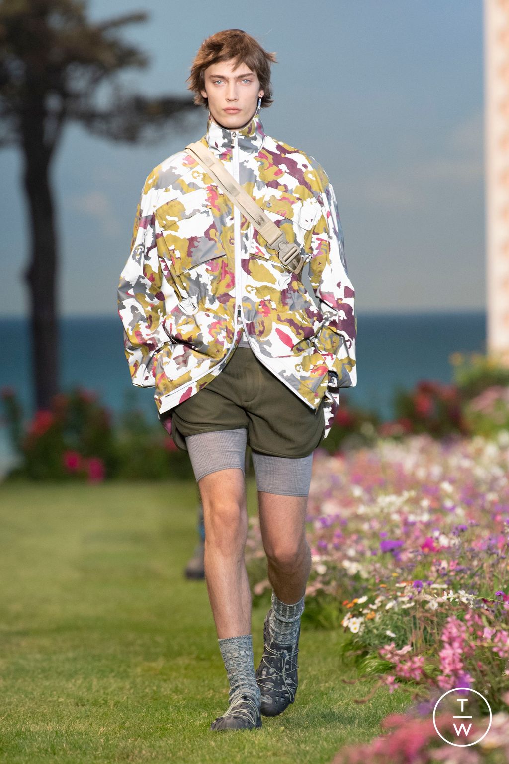 Fashion Week Paris Spring/Summer 2023 look 32 from the Dior Men collection menswear