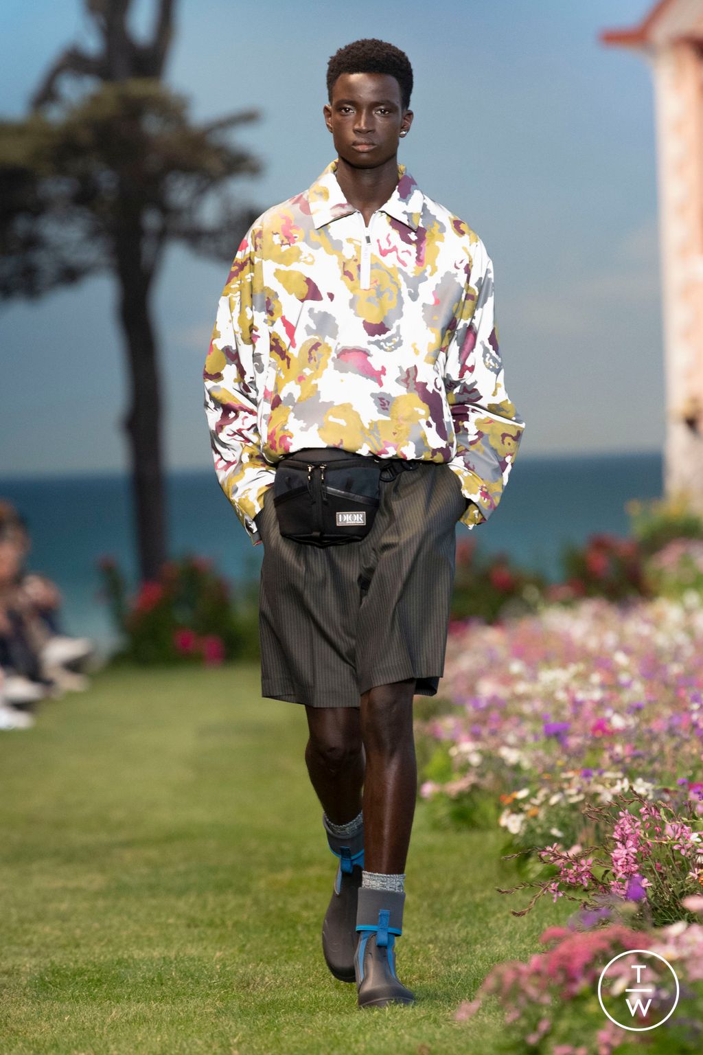 Fashion Week Paris Spring/Summer 2023 look 33 from the Dior Men collection 男装