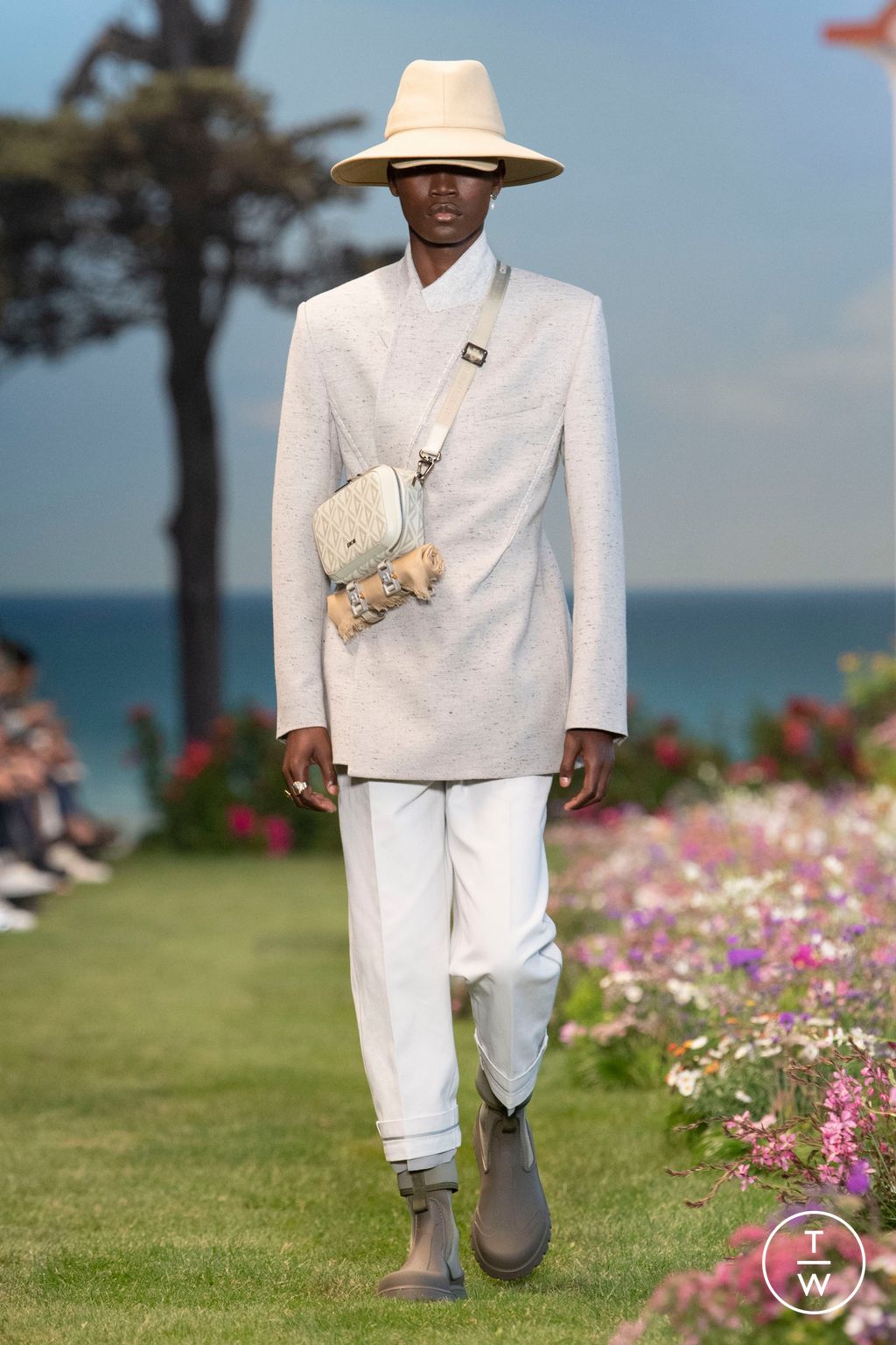 Fashion Week Paris Spring/Summer 2023 look 36 from the Dior Men collection menswear