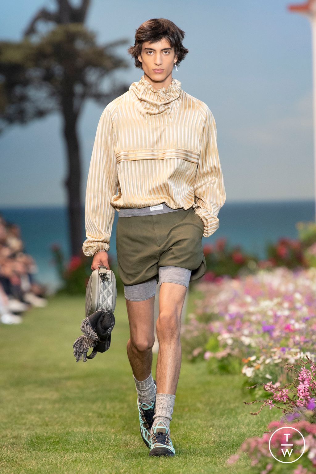 Fashion Week Paris Spring/Summer 2023 look 38 from the Dior Men collection menswear