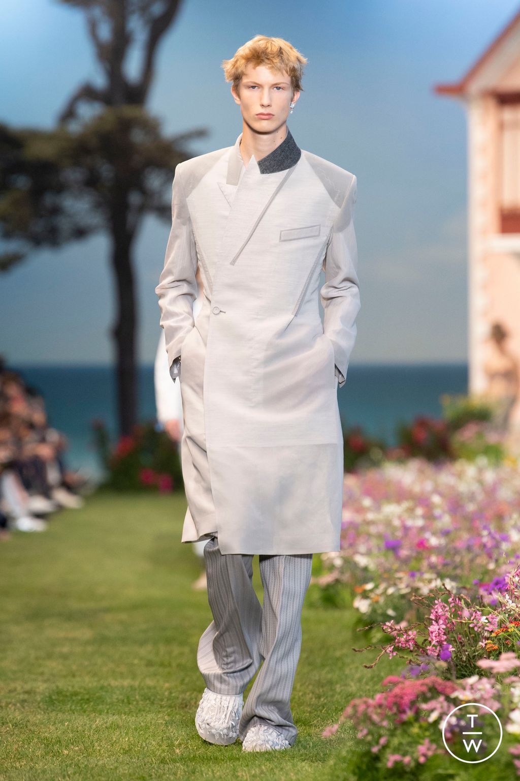 Fashion Week Paris Spring/Summer 2023 look 47 from the Dior Men collection menswear