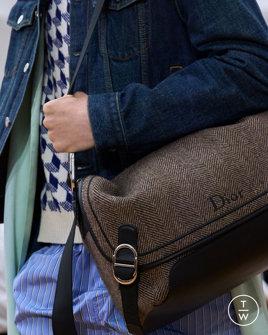 Fashion Week Paris Spring/Summer 2026 look 60 from the Dior Homme collection menswear accessories