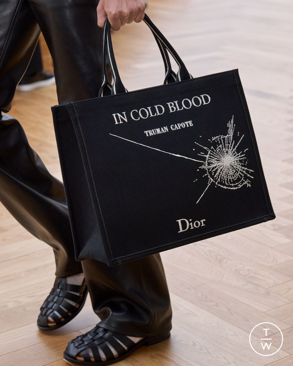 Fashion Week Paris Spring/Summer 2026 look 49 from the Dior Homme collection 男装配饰