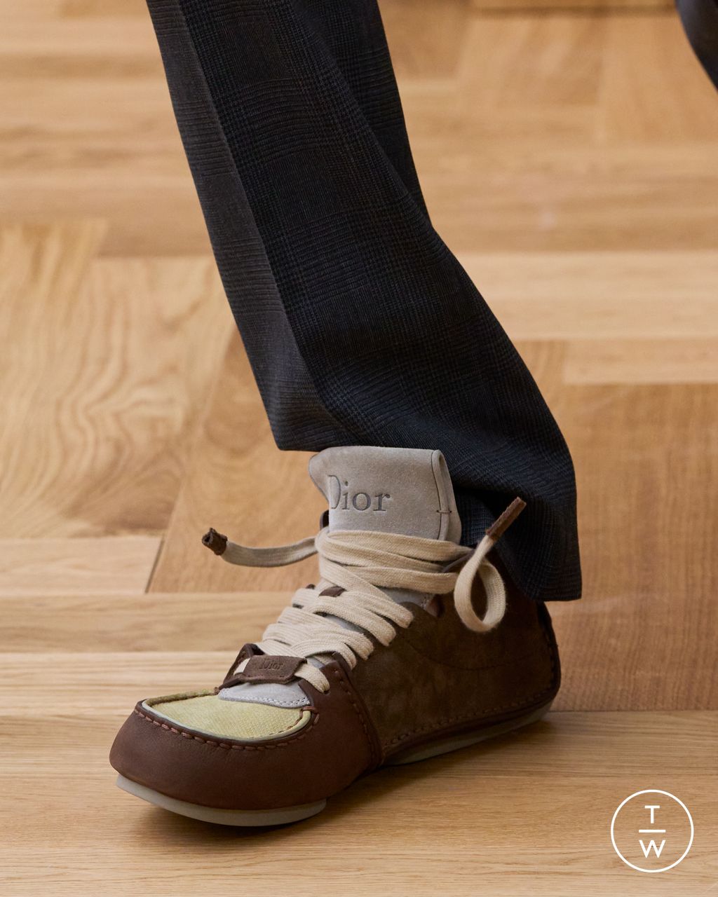 Fashion Week Paris Spring/Summer 2026 look 9 from the Dior Homme collection menswear accessories