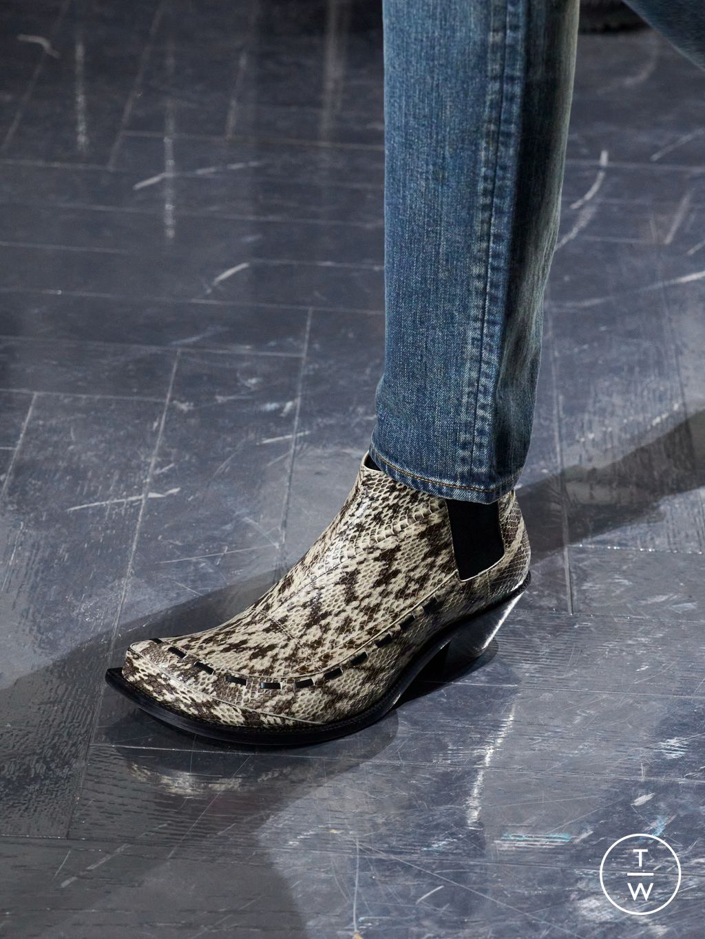 Fashion Week Paris Fall/Winter 2026 look 1 from the Dior Homme collection menswear accessories