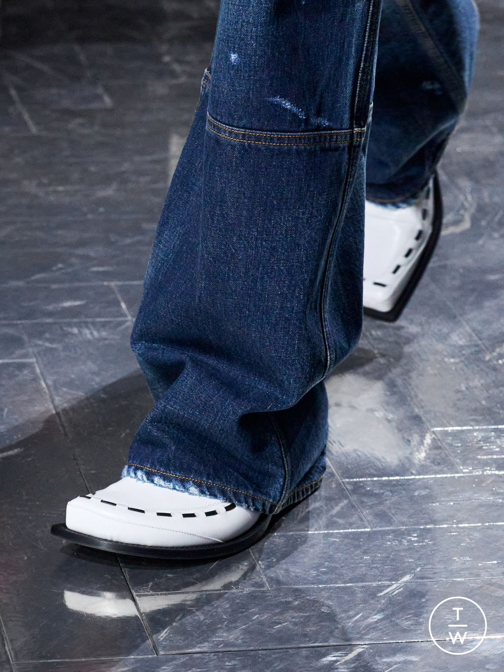 Fashion Week Paris Fall/Winter 2026 look 7 from the Dior Homme collection menswear accessories