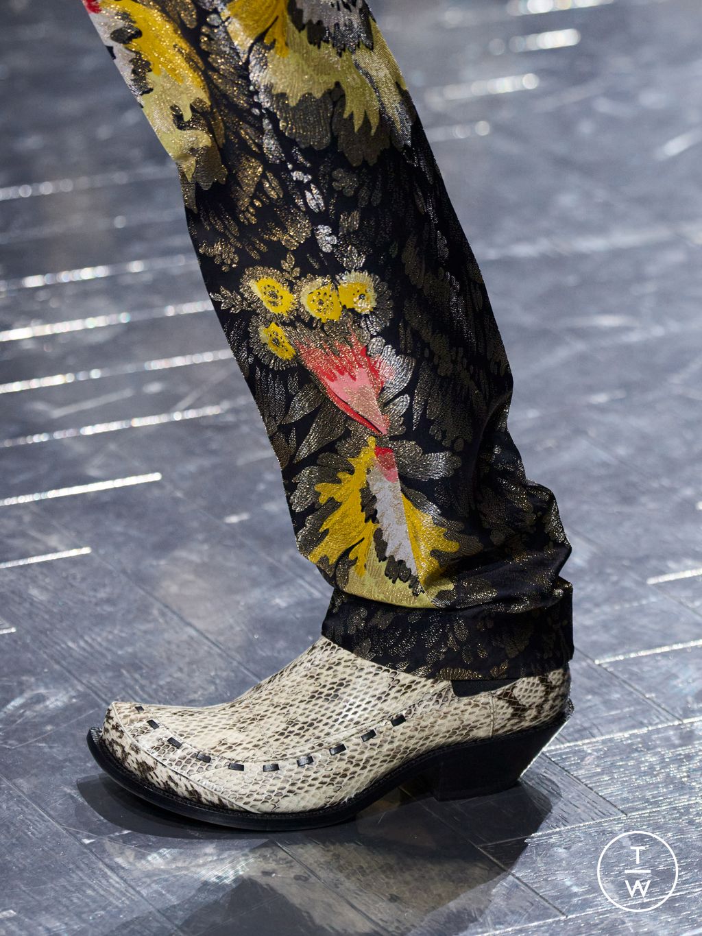 Fashion Week Paris Fall/Winter 2026 look 12 from the Dior Homme collection menswear accessories