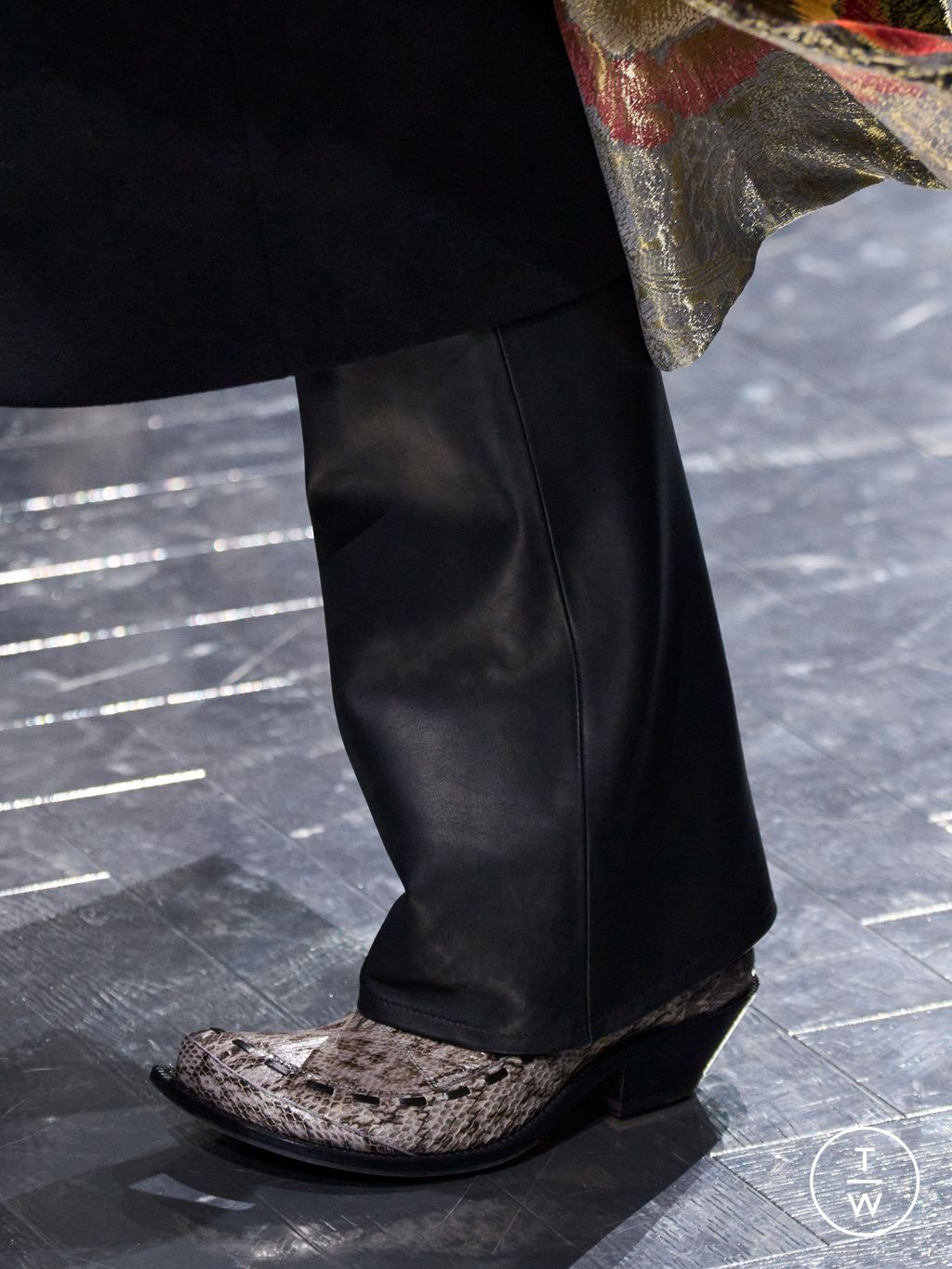 Fashion Week Paris Fall/Winter 2026 look 23 from the Dior Homme collection menswear accessories
