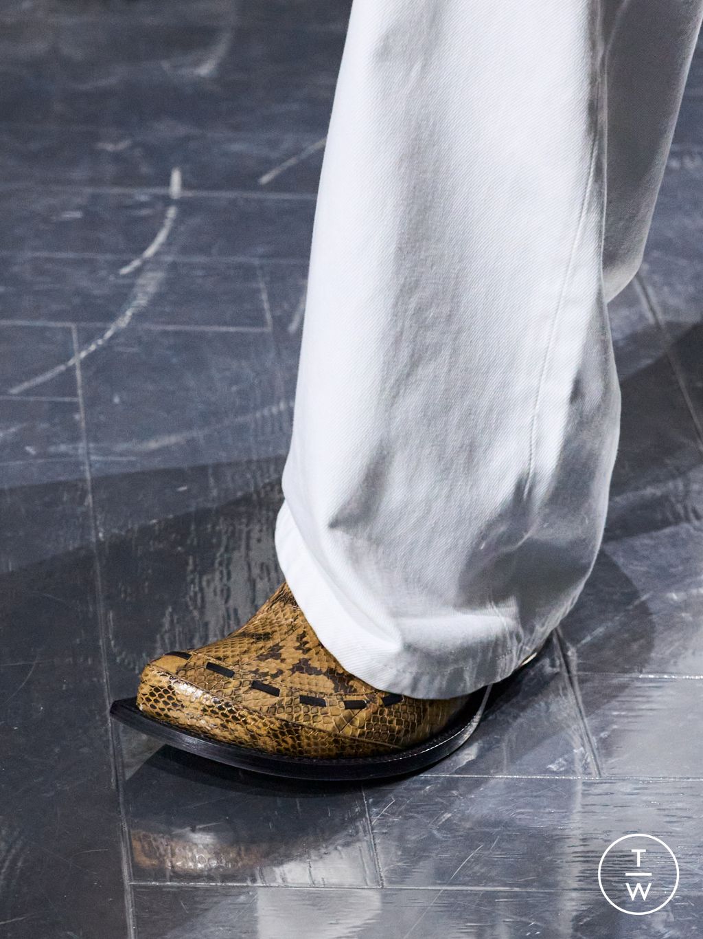 Fashion Week Paris Fall/Winter 2026 look 28 from the Dior Homme collection 男装配饰