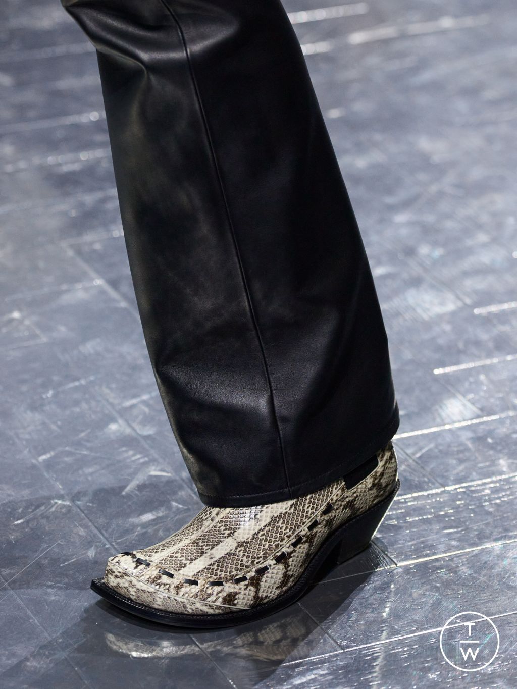 Fashion Week Paris Fall/Winter 2026 look 32 from the Dior Homme collection 男装配饰